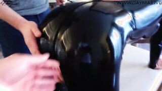 Latex ruhás anyukát análba kettyintenek