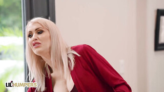 Katie Monroe kufircol a nevelő fiával