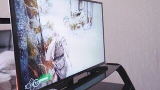 Gamer csajszika konzolozás helyett dákót kap