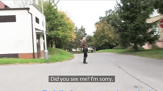 Világos Szőke fiatal gádzsi a raktárban kufircol