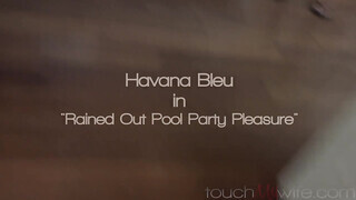 Havana Bleu várja a gigászi hímtagot