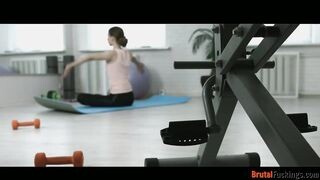 Jogázó zsenge csajt reszel segg lyukba az edő