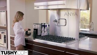 Anya Olsen a tökéletes ribi barinő