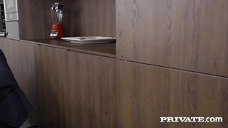 Private - Mona Blue borotvált picsája megdöngetve