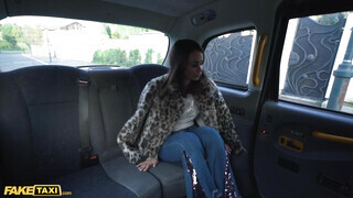 Fake Taxi - Jessy Jey a hátsó ülésen kamatyol