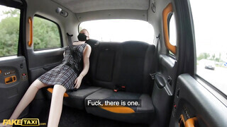 Fake Taxi - Kitetovált popós nőci lovagol