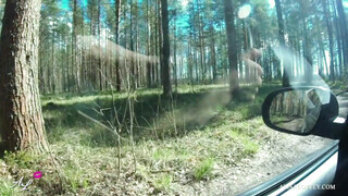 Fiatal barinő a kocsiban kamatyol