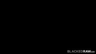 BlackedRaw - Oxana Chic zsenge csajszika rábukik a faszra