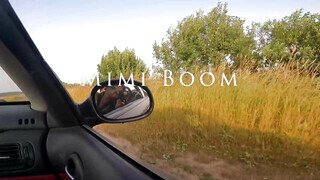 Izgató fiatal barinő a kocsiban cumizik