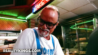 Reality Kings - Sadie Pop a kurva fiatal bige