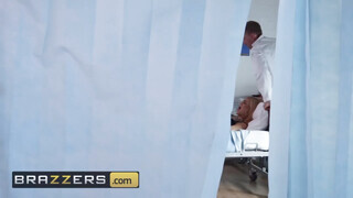 Brazzers - Bonnie Rotten fenekében az óriás hímtag