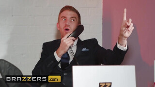 Brazzers - Lucia Love gigantikus péniszt kap az irodában