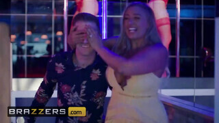 Brazzers - Blanche Bradburry kedveli a termetes bájdorongot