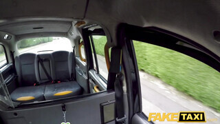 Fake Taxi - Alice Judge popó lyukba reszelve a taxiban