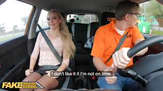 Fake Driving School - Victoria Pure kupakol az oktatóval