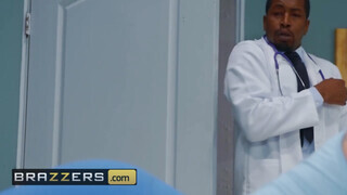 Brazzers - Nina Dee fenekét a doktor dugja