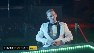 Brazzers - Blanche Bradburry gigászi rúdat kap a fenekébe