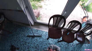 Kitetovált orosz zsenge csaj a medencénél hancúrozik