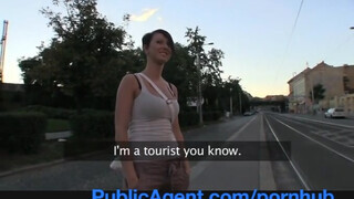 PublicAgent - Rövid hajú csaj kamatyolni akar