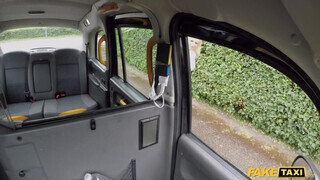 Fake Taxi - Tara Spades melle közé veszi a hímtagot