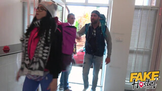 Fake Hostel - Latin bige a krapekja előtt hancúrozik