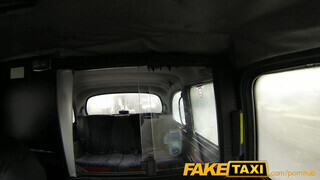 FakeTaxi - tetkós csaj megkúrelva a hátsó ülésen