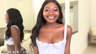 AllBlackX - Noemie Bilas a cuki fekete gádzsi
