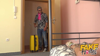 Fake Hostel szűk pinájú olasz gádzsi és kettő káró