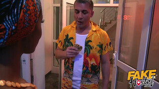 Fake Hostel afrikai lány és egy dél amerikai pina közösen