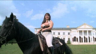 A lovaglóiskolában (Busty Riding Academy) - Teljes szexfilm