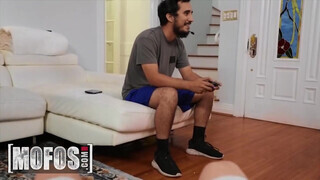 Mofos - Quinn Waters a fullos világos szőke milf