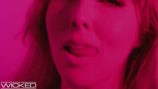 Wicked - Lena Paul szőrös vaginája megkettyintve