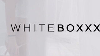 WhiteBoxxx - Nelly Kent a méretes didkós román maca