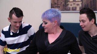 Pufi érett nő tinédzser srácok csábít el - Mature.nl