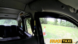FakeTaxi még a sofőr fenekét is kinyalja a maca