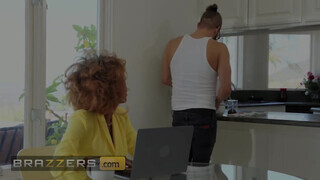 Brazzers - Demi Sutra befogadja a fehér kukit