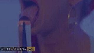 Brazzers - Phoenix Marie gigászi popsija megdolgozva