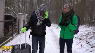 Termetes cickós zsenge lány és a turista srácok - Fake Hostel