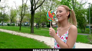 BraceFaced - foncsikos és fogszabályzós tinédzser bige