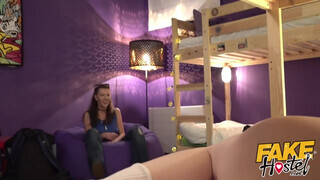 Három lesbi maca kényezteti egymást - Fake Hostel