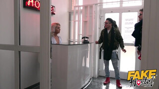 Kathy Anderson a örömlány recepciós - Fake Hostel
