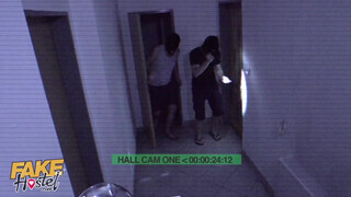 Zsenge sunát kúrnak a rabló srácok - Fake Hostel