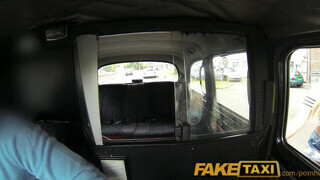 FakeTaxi - Bonnie Rose bekapja a hímvesszőt