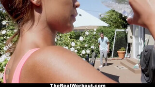 TheRealWorkout - fekete vadító fitness vlogger videója