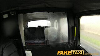 FakeTaxi - Világos Szőke óriási popós nőci megkefélve