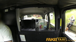 Faketaxi - szőrös pinájú milf lány reszel egyet