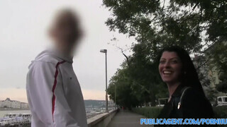 PublicAgent - Vivien Bell a szenvedélyes dzsipó bige