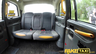 Fake Taxi - Csöcsös lány hancúrozik a hátsó ülésen