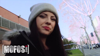 MOFOS – Rebecca Volpetti termetes farokkal megkúrelva