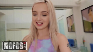MOFOS - Lexi Lore derekasan fenékbe tolva